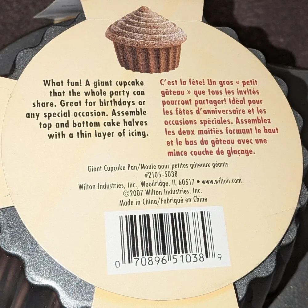 Wilton Dimensions Giant Cupcake Pan 2105-5038 Non-Stick Cast Aluminum 10 Cup 3D
